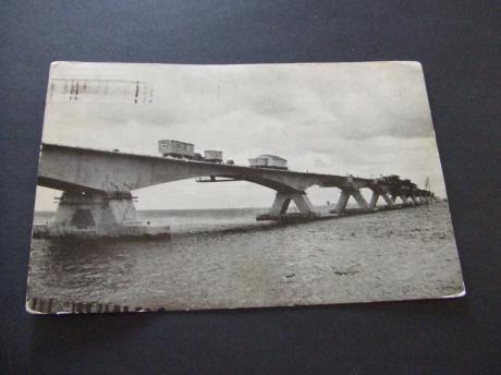 Brug over de Oosterschelde in aanbouw. Bouwketen Zeelandbrug